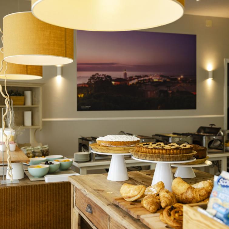 Colazione invitante con dolci e croissant in un'atmosfera accogliente.